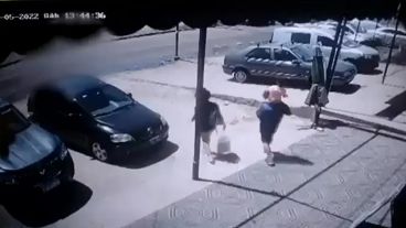 El trágico suceso quedó registrado por una cámara de seguridad.