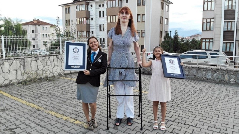 La mujer fue reconocida como la más alta del mundo por la Guinness World Records.