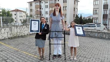 La mujer fue reconocida como la más alta del mundo por la Guinness World Records.