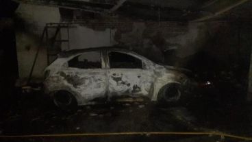 Así quedó el vehículo incendiado.