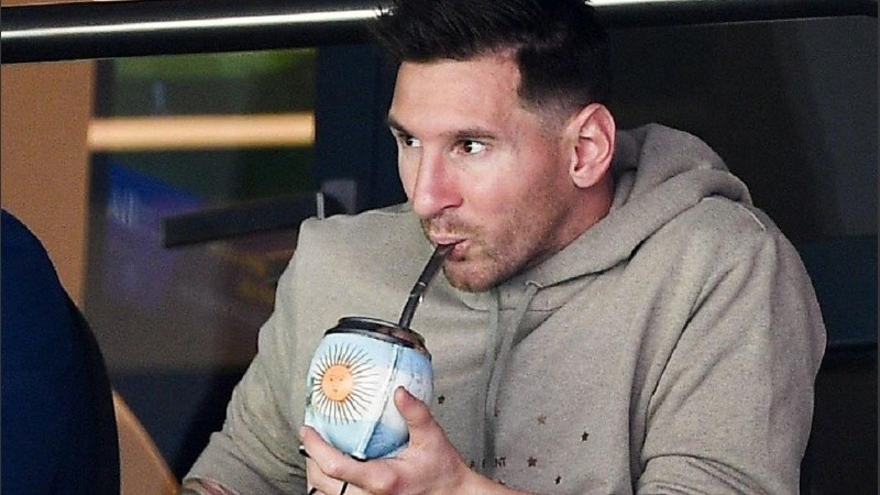 Messi y el mate, compañeros inseparables en cada concentración argentina. 