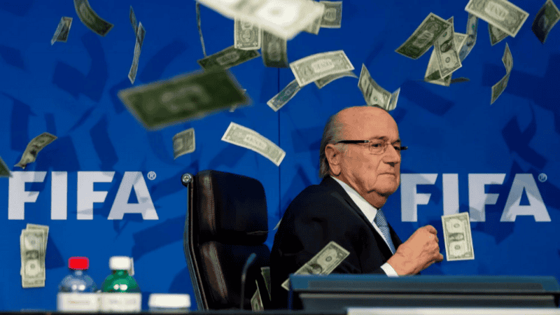 Blatter fue sorprendido en una conferencia de prensa con billetes en el aire tras ser acusado por corrupción. 