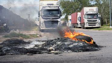 Piquetes bloquean los dos accesos a Terminal Puerto Rosario, en la zona sur de la ciudad