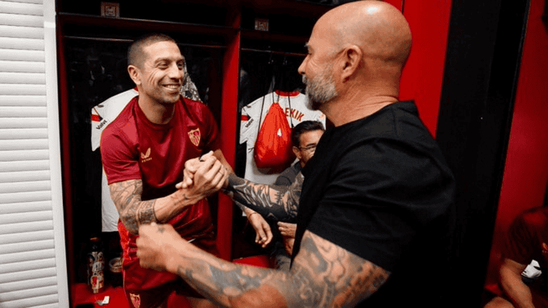 Papu Gomez recibió a Sampaoli en el vestuario el día del arribo del casildense a Sevilla.