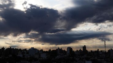 Pese a las nubes de tormenta, apareció el sol. Aunque el fin de semana, volverían oscuras.