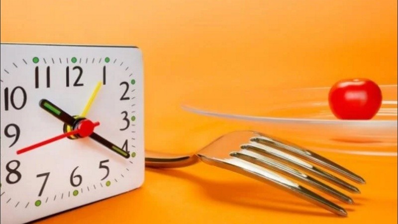 Durante el ayuno, el cuerpo intenta adaptarse a la falta de alimentos. La multiplicación de las células se ralentiza y se activa la autofagia, que permite al organismo eliminar células viejas y, en general, sustentarse con sus propias reservas.