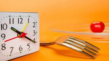 Durante el ayuno, el cuerpo intenta adaptarse a la falta de alimentos. La multiplicación de las células se ralentiza y se activa la autofagia, que permite al organismo eliminar células viejas y, en general, sustentarse con sus propias reservas.