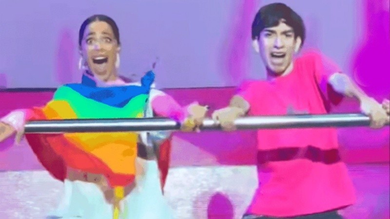 Tini sorprendida bailando con un fan cordobés. 