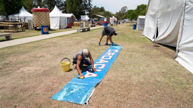 Este viernes al mediodía se seguían con los preparativos para la fiesta de la noche. 