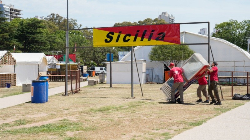 Este viernes al mediodía se seguían con los preparativos para la fiesta de la noche. 