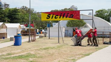 Este viernes al mediodía se seguían con los preparativos para la fiesta de la noche.