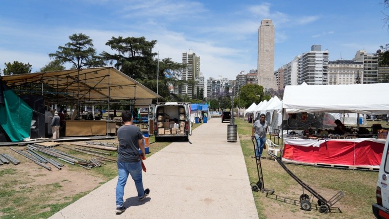 Este viernes al mediodía se seguían con los preparativos para la fiesta de la noche. 