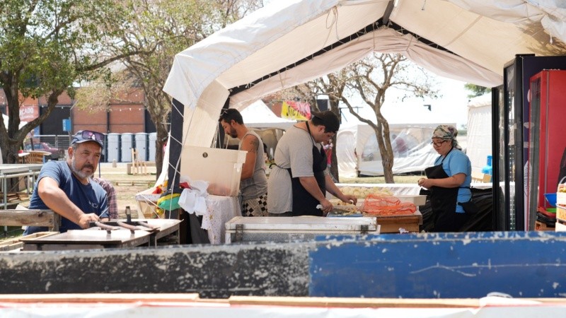 Este viernes al mediodía se seguían con los preparativos para la fiesta de la noche. 