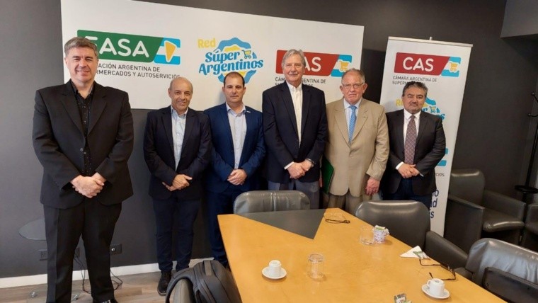 Referentes locales en la presentación del programa Precios Justos.