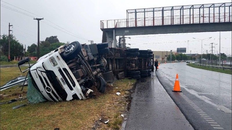 Así quedó el camión volcado.