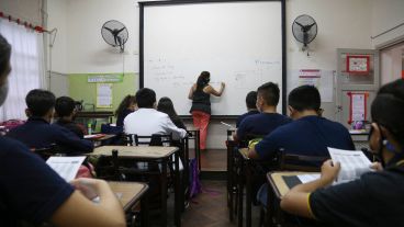 Las elevadas temperaturas dificultan la extensión del ciclo lectivo hasta el 23 de diciembre, según el relevamiento de los gremios en las escuelas.