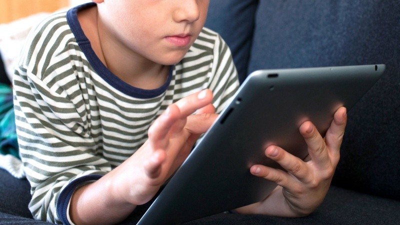 En promedio, niños y niñas pasan conectados seis horas diarias en el entorno digital.