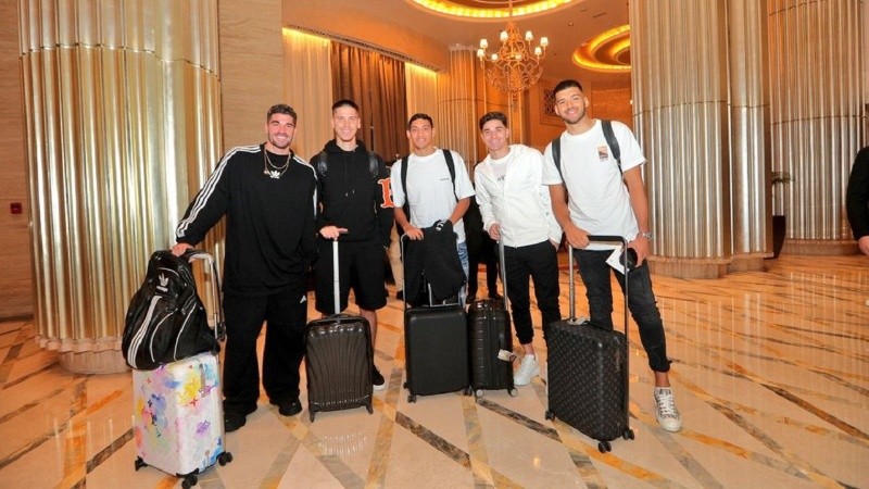 De Paul, Foyth, Molina, Álvarez, Rulli, recién llegados a Abu Dhabi.