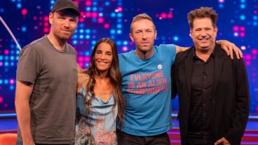 Jonny Buckland y Chris Martin, de Coldplay, con Juana Viale y Bebe Contepomi.