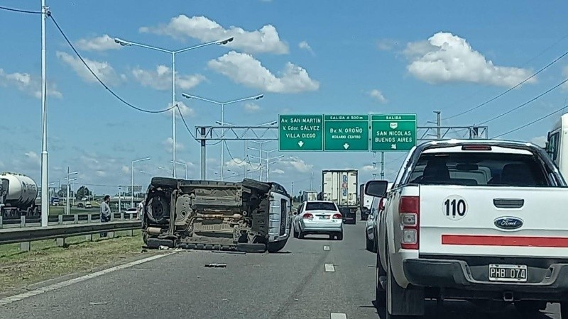 Uno de los vehículos volcó y terminó de costado sobre uno de los carriles de Circunvalación.