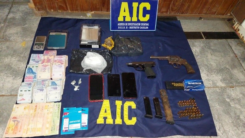 El allanamiento a la guarida del Paisa arrojó elementos sugerentes: droga, armas y municiones.