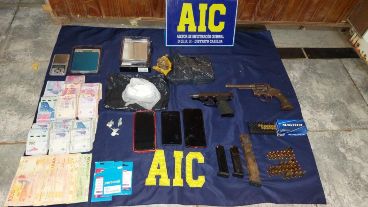 El allanamiento a la guarida del Paisa arrojó elementos sugerentes: droga, armas y municiones.