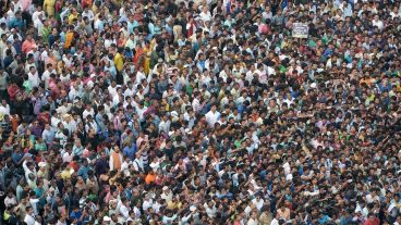 La ONU proyecta un "pico" de 10.400 millones en la década de 2080 y un estancamiento hasta finales de siglo.