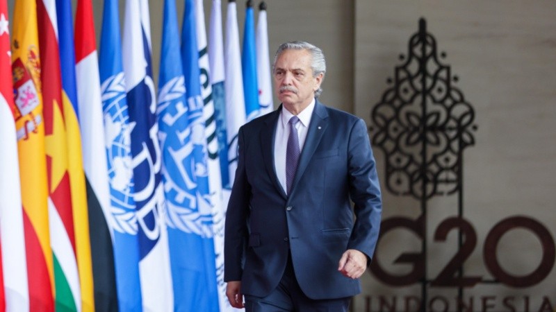 Fernández al momento de arribar a Bali junto con Sergio Massa y Santiago Cafiero.