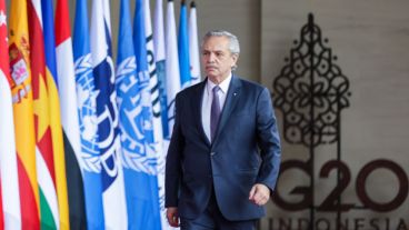 Fernández al momento de arribar a Bali junto con Sergio Massa y Santiago Cafiero.