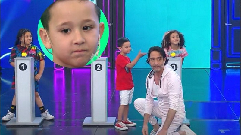 Bautista, el hijo de Rodrigo Noya, ante la performance de Alejandro Paker.