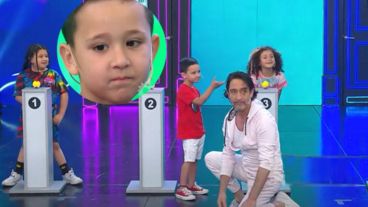 Bautista, el hijo de Rodrigo Noya, ante la performance de Alejandro Paker.