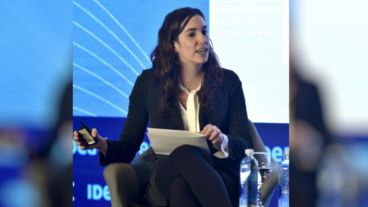 Camila Perochena es doctora en Historia y magíster en Ciencia Política.