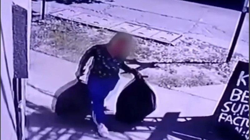 Todo quedó filmado y los pesquisas ubicaron a una presunta responsable del atraco.