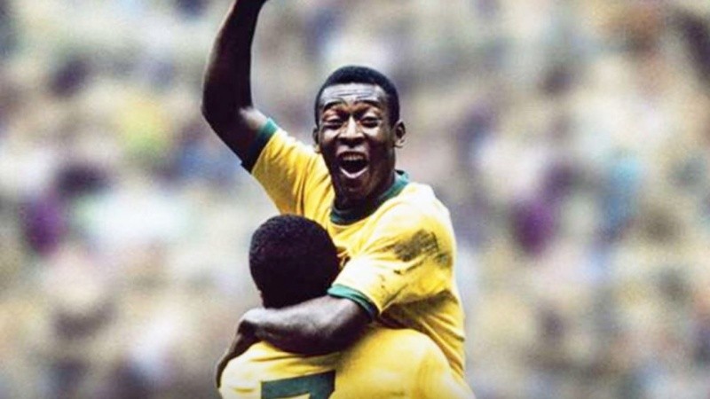 El astro brasileño Pelé es el único futbolista que se consagró 3 veces campeón del mundo.