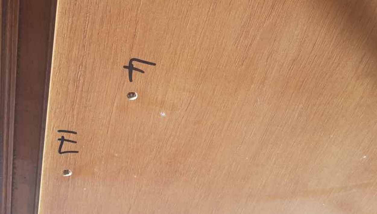 Algunos de los disparos que se incrustaron en los muebles del living.