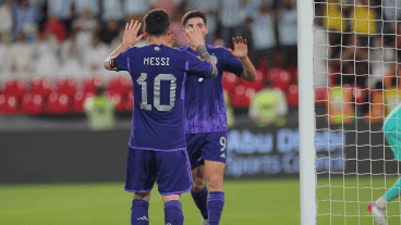 Lionel Messi festeja uno de los goles de la selección junto con Julián Álvarez.