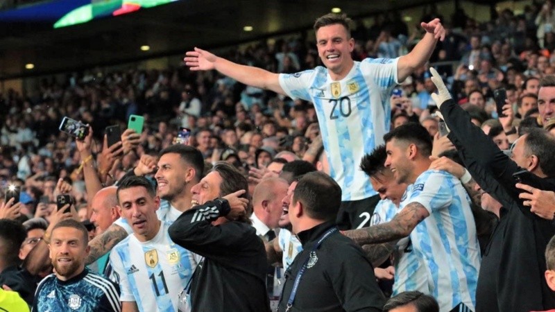 Gio acompaña a sus compañeros a la distancia.