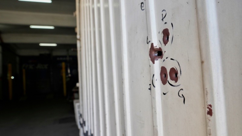 Los tiros que atravesaron el portón del taller de barrio República de la sexta.