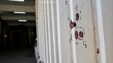 Los tiros que atravesaron el portón del taller de barrio República de la sexta.