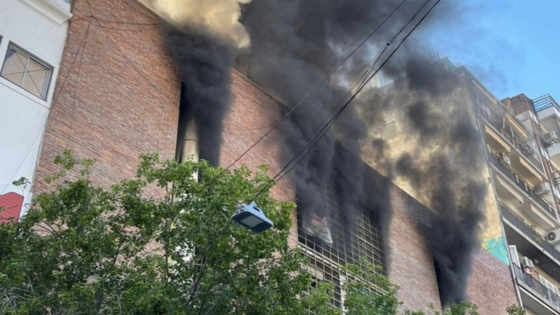 El fuego comenzó en la cochera por un desperfecto de un auto. 