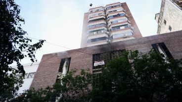 Los primeros pisos del edificio son de cochera y a partir del quinto empiezan los departamentos.