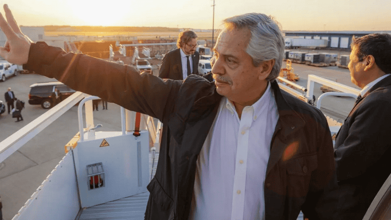 Fernández llegó al país poco antes de las seis de la mañana.