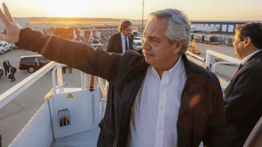 Fernández llegó al país poco antes de las seis de la mañana.