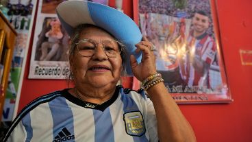 Clementina sonríe con el póster de su nieto en la pared