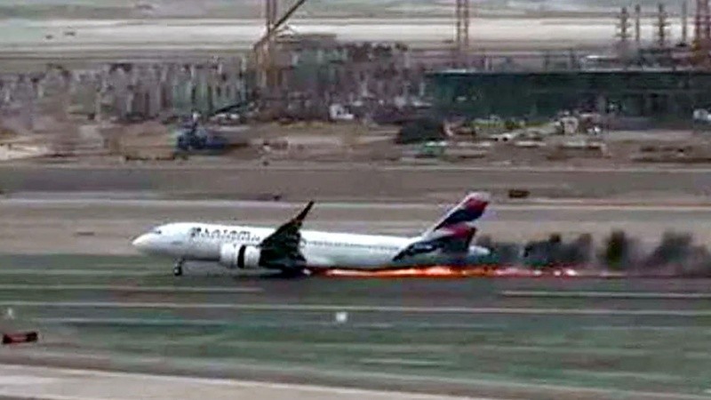 El avión de Latam luego de chocar contra el camión, en el aeropuerto de Lima, Perú.