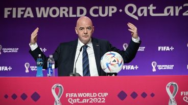 "Hay miles de trabajadores migrantes mueren y nadie se acuerda de ello. Qatar ha ofrecido a muchos migrantes ganar diez veces más que en su país.", dijo.