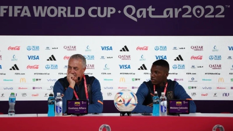 Alfaro junto al jugador de Ecuador Moisés Caicedo, durante una conferencia de prensa.