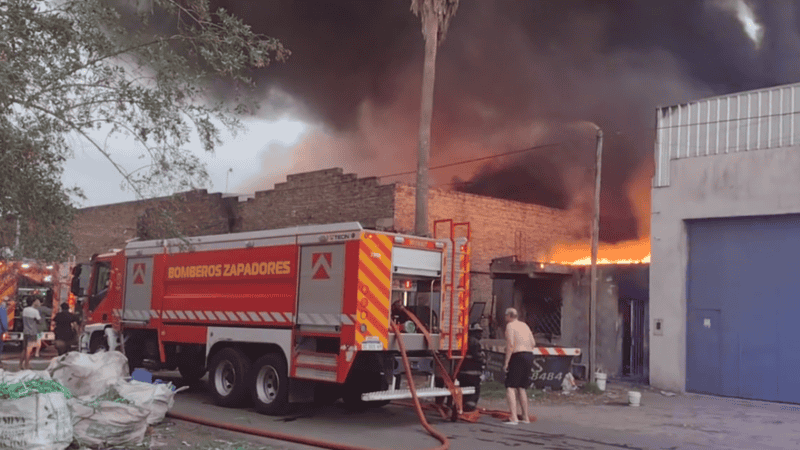 Las llamas provocaron una gran humareda.