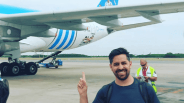 El periodista de Radio 2 antes de subir al avión de Aerolíneas.