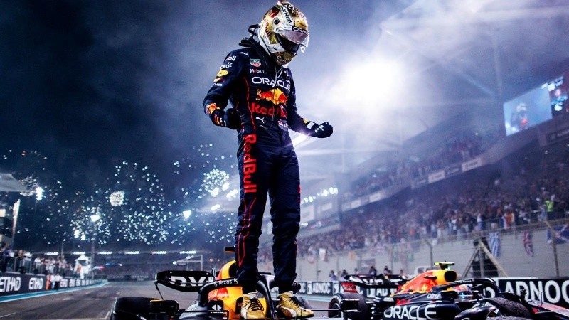 Max Verstappen celebra su victoria número 15 en el año. en el GP de Abu Dhabi.